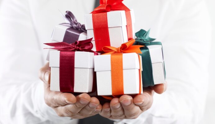 Bộ quà tặng doanh nghiệp nhiều hộp nhỏ gói bằng giấy trắng, nơ nhiều màu, thích hợp cho sự kiện hoặc tri ân khách hàng.