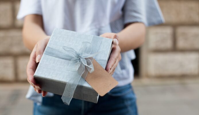 Hình ảnh trao tặng quà doanh nghiệp đơn giản nhưng tinh tế, thể hiện sự quan tâm chân thành tới khách hàng.