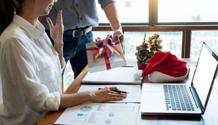 Doanh nghiệp trao quà tặng cho nhân viên ngay tại văn phòng, tạo động lực và sự gắn kết.